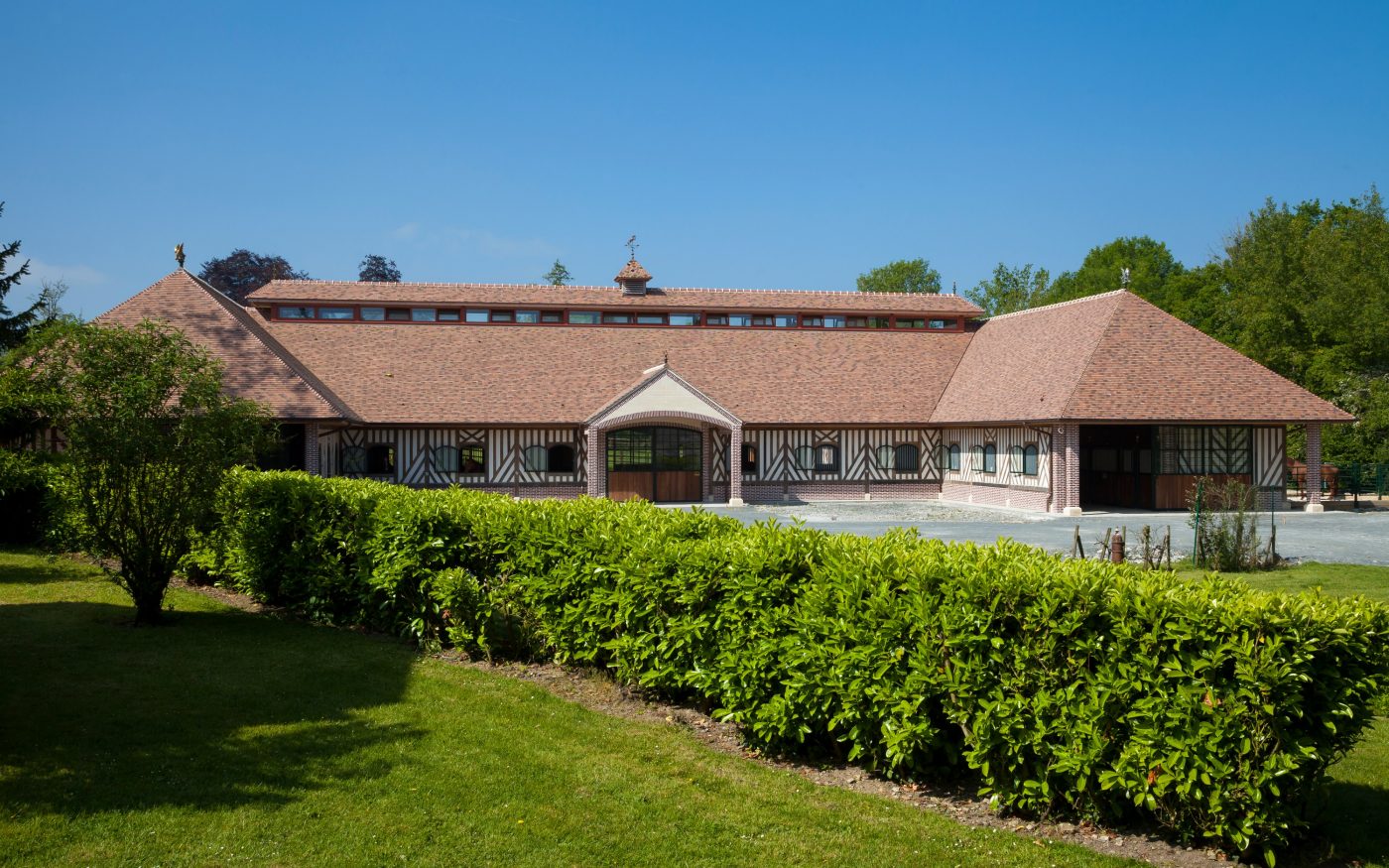 Écuries Haras des Adélis avec les tuiles Saint Vincent Rouge obscur et Ambre foncé - Trophées Aléonard Coup de cœur de l'internaute 2017