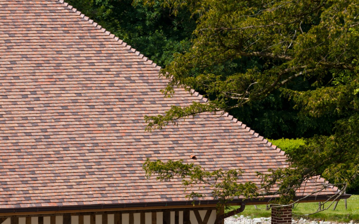 Écuries Haras des Adélis avec les tuiles Saint Vincent Rouge obscur et Ambre foncé - Trophées Aléonard Coup de cœur de l'internaute 2017