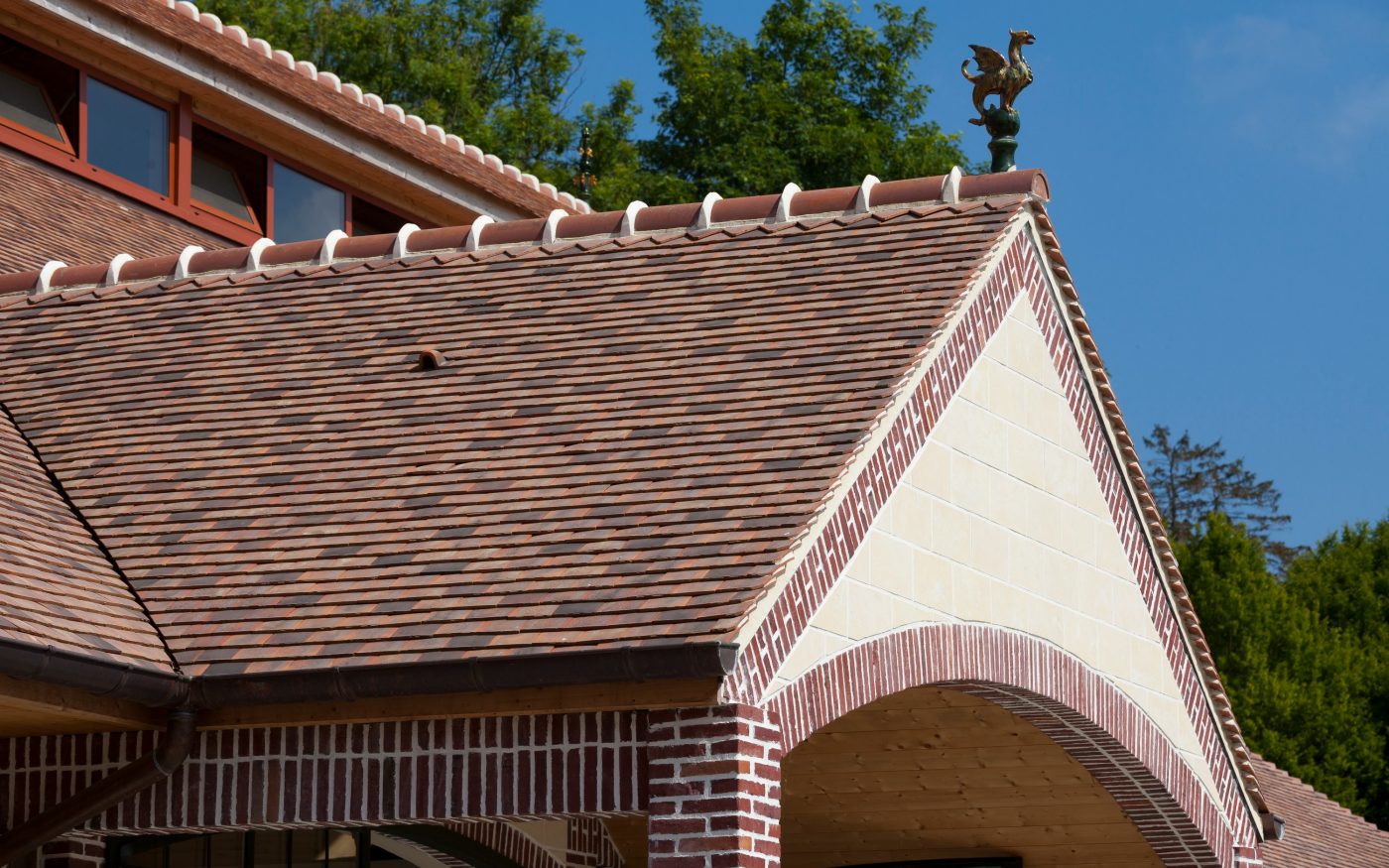 Écuries Haras des Adélis avec les tuiles Saint Vincent Rouge obscur et Ambre foncé - Trophées Aléonard Coup de cœur de l'internaute 2017