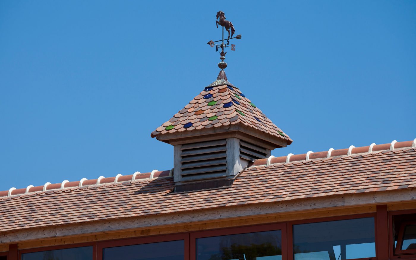 Écuries Haras des Adélis avec les tuiles Saint Vincent Rouge obscur et Ambre foncé - Trophées Aléonard Coup de cœur de l'internaute 2017