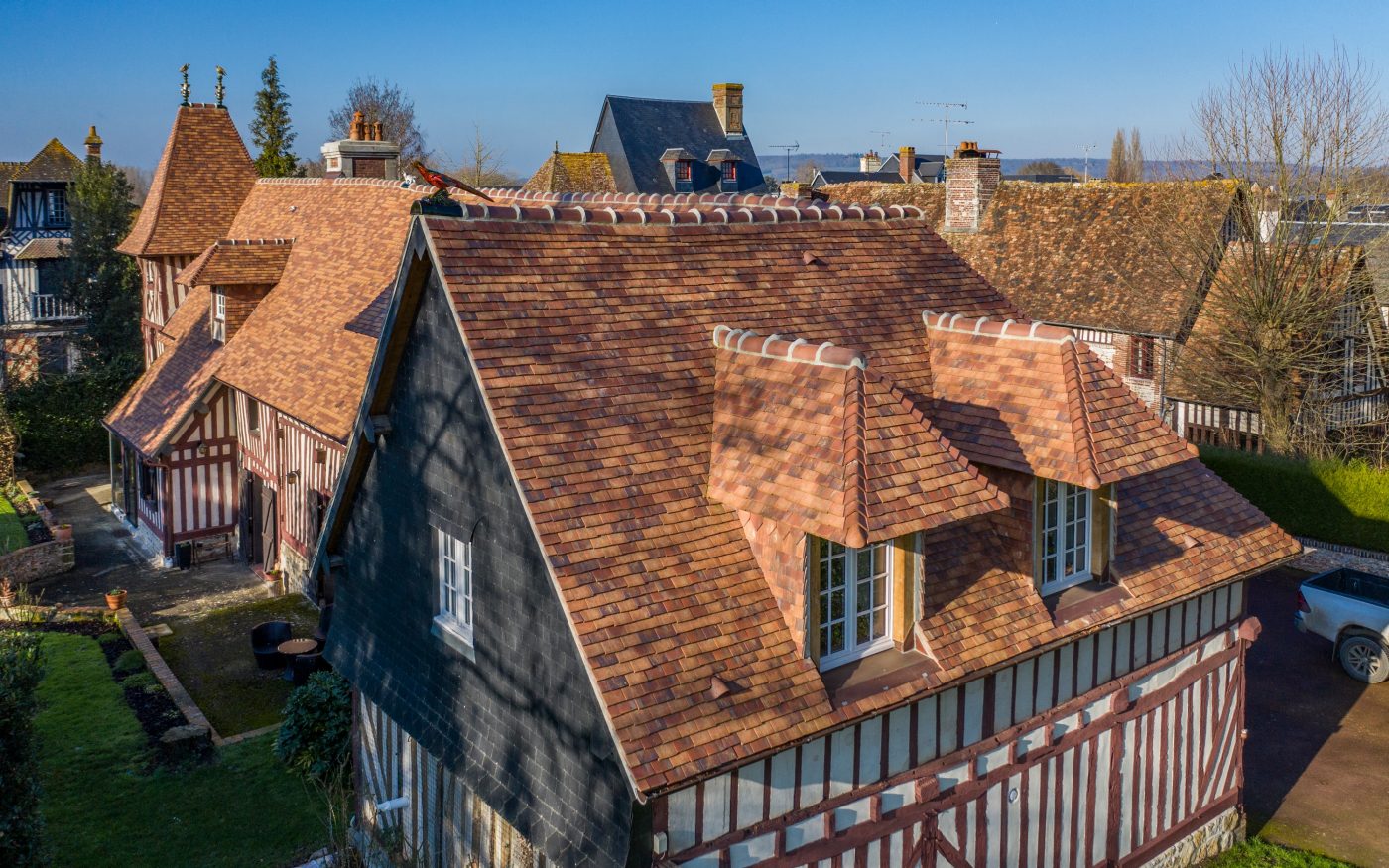 photo d'une maison individuelle en Normandie avec les tuiles Patrimoine Rectangulaire Ocré Lichen, Rouge de Mars