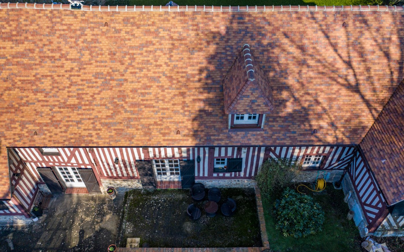 photo d'une maison individuelle en Normandie avec les tuiles Patrimoine Rectangulaire Ocré Lichen, Rouge de Mars