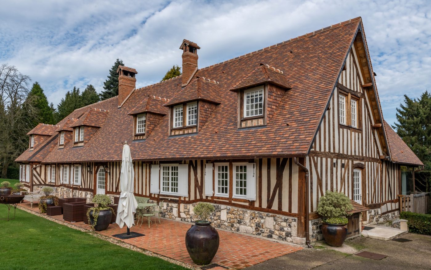 photo d'un manoir en Normandie avec les tuiles Patrimoine Rectangulaire Ocré Lichen, Vert de Lichen, Rouge de Mars