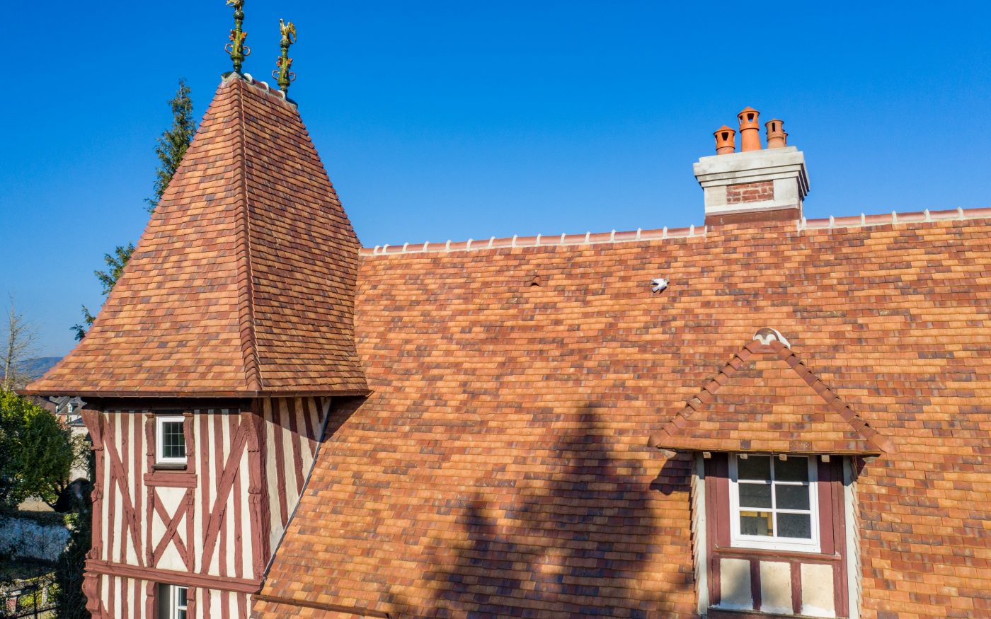 photo d'une maison individuelle en Normandie avec les tuiles Patrimoine Rectangulaire Ocré Lichen, Rouge de Mars