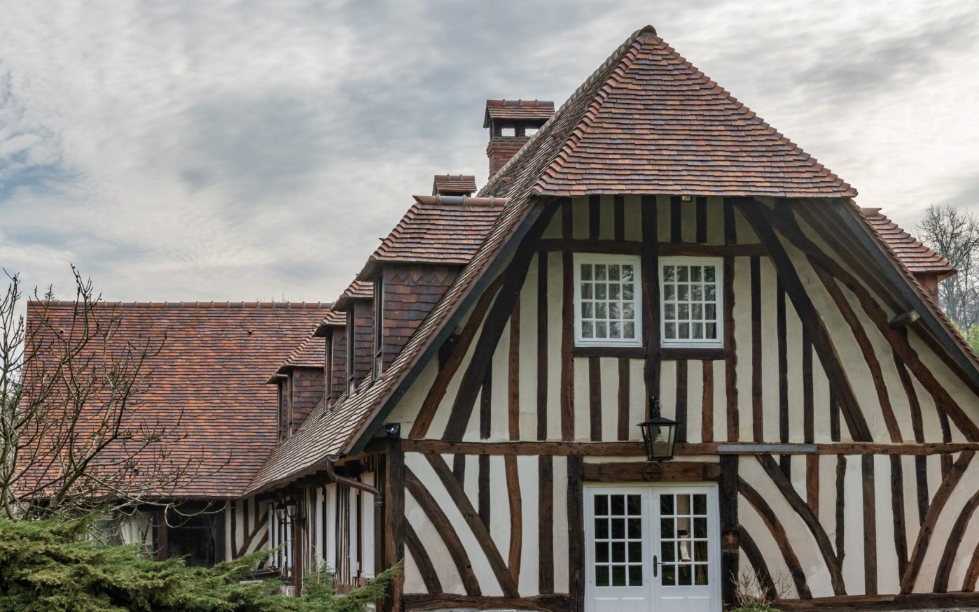 photo d'un manoir en Normandie avec les tuiles Patrimoine Rectangulaire Ocré Lichen, Vert de Lichen, Rouge de Mars