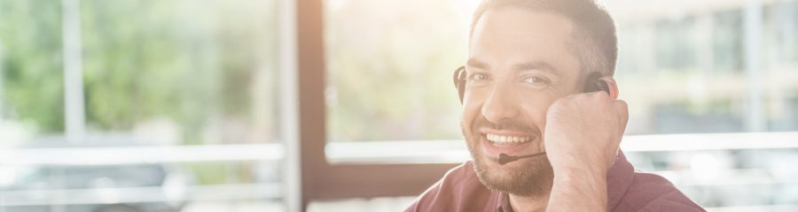 2 personnes consultants la documentation Aléonard