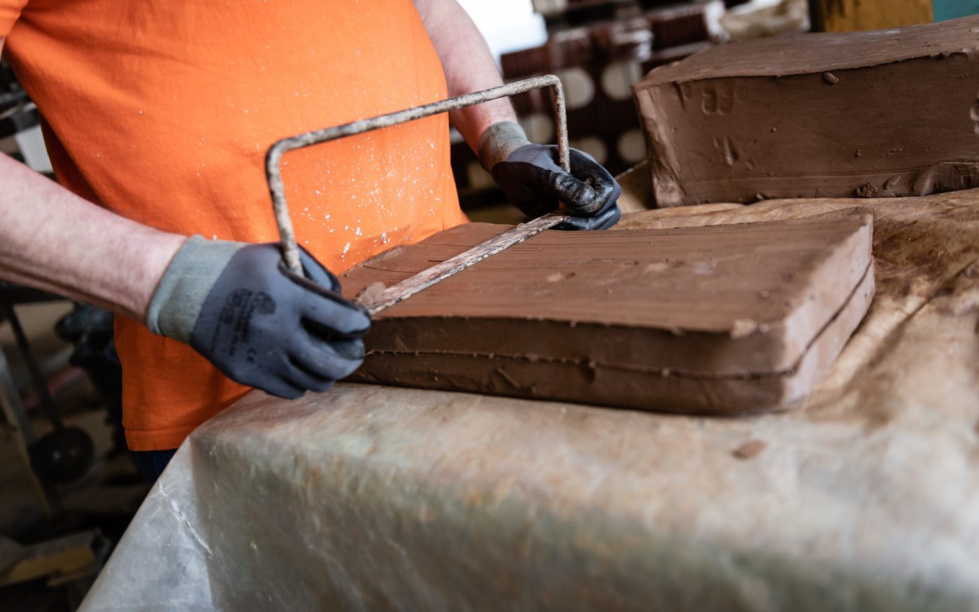 Façonnage de la tuile terre cuite Aléonard