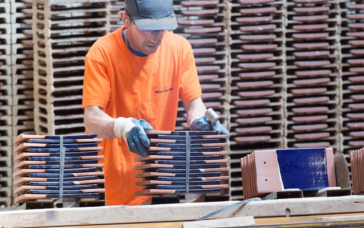 Tri des tuiles émaillées Aléonard