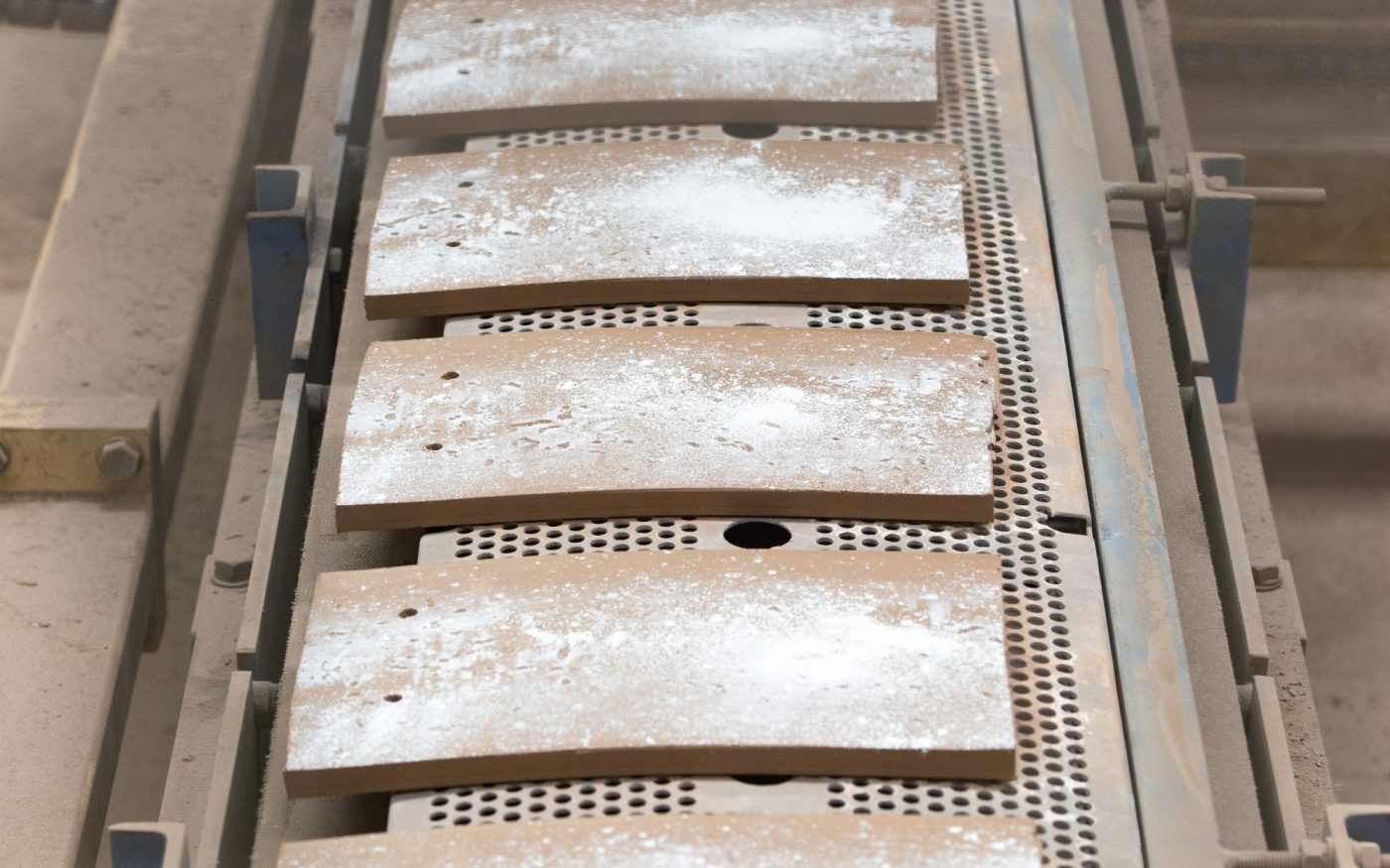 Engobage de la tuile terre cuite Aléonard