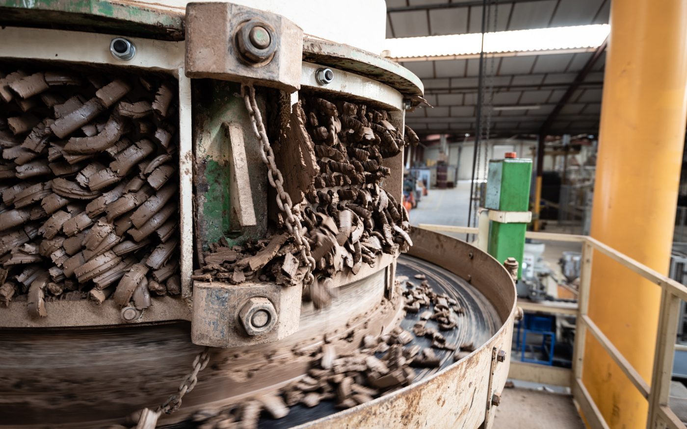 Broyage de l'argile matière première tuile Aléonard