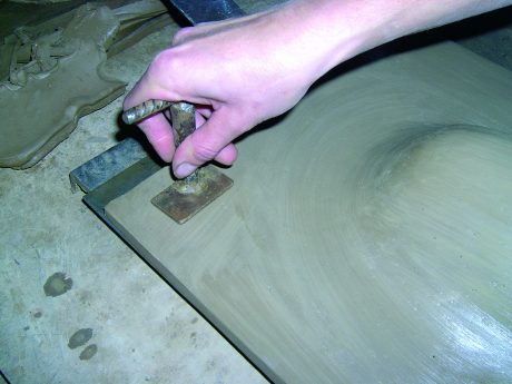 Façonnage de la tuile terre cuite Aléonard et pose du logo