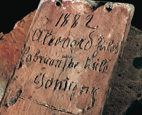 Tuile Monument historique Aléonard ancienne