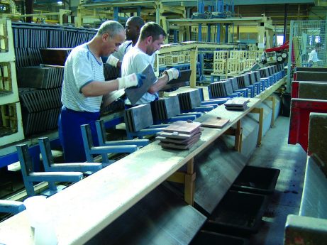 Tri et empilage des tuiles Aléonard dans les années 80