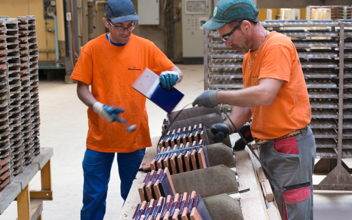 Tri des tuiles émaillées Aléonard