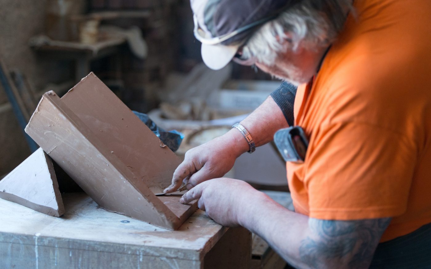 Façonnage d'un about d'arêtier pour la tuile Aléonard