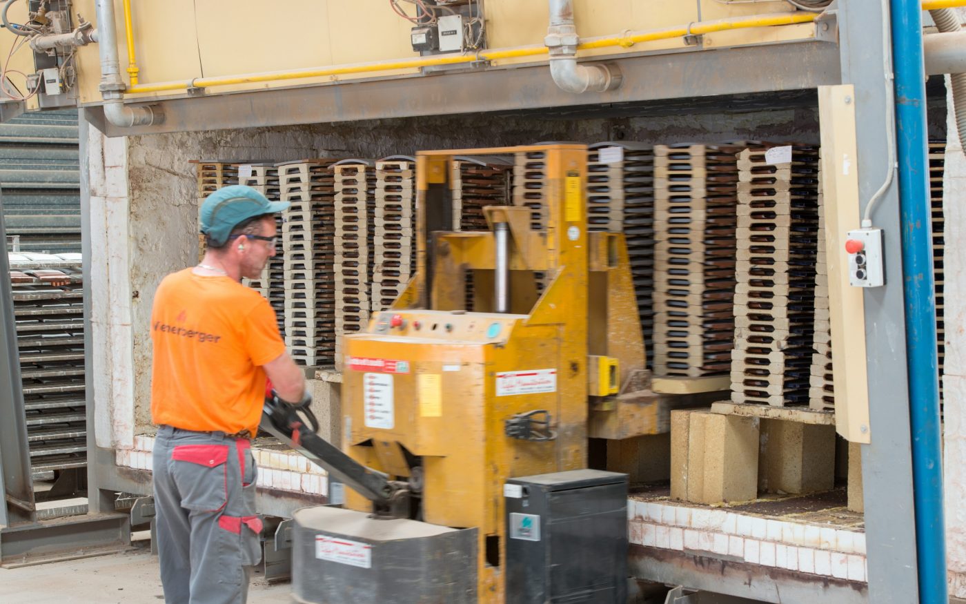 Chargement du four de la tuilerie Aléonard