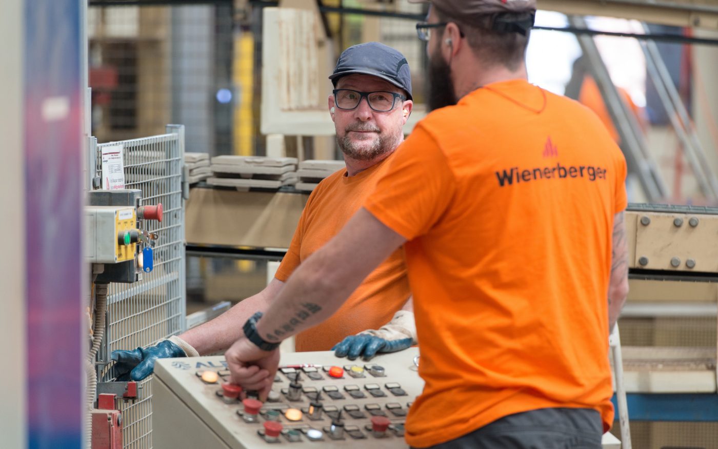 Production des tuiles terre cuite Aléonard