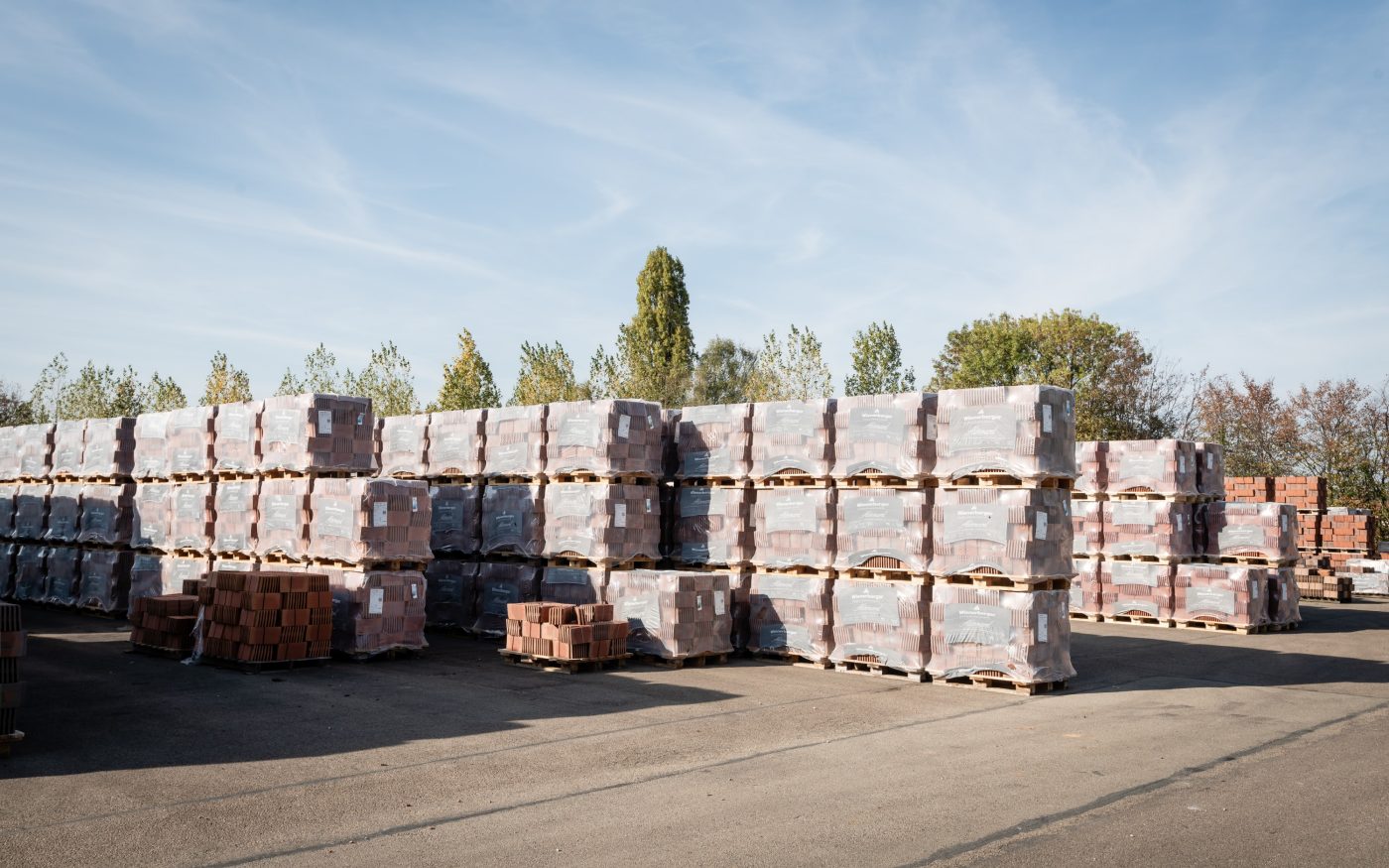 Stockage des tuiles terre cuite Aléonard