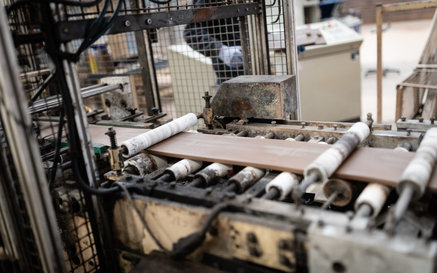 Façonnage et découpe de la tuile terre cuite Aléonard