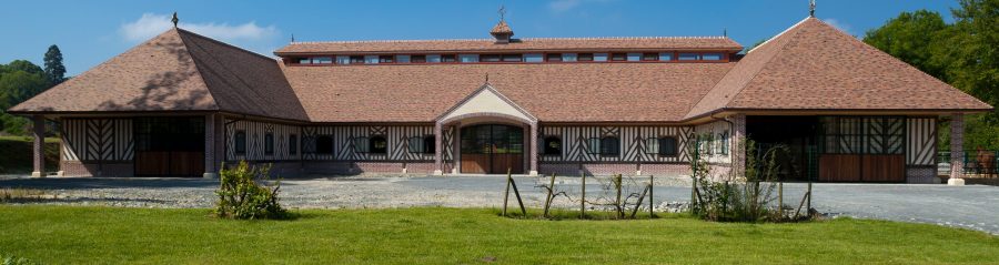 Les écuries Haras des Adelis se trouvent dans un château du 19eme siècle, le château Les Bruyères en Normandie. Haras des Adelis, Château Les Bruyères, Route du Cadran 14340 CAMBREMER. Tuile Koramic Aléonard Saint-Vincent Ambre Foncé (80%), Rouge Obscur (20%).