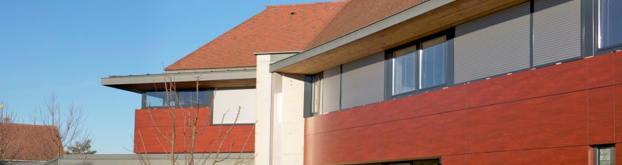 Maison individuelle avec un seul étage. Mise en œuvretoiture. 68320 WIDENSOLEN. Tuile Koramic Aléonard Pontigny Brun flammé, Rouge flammé, Vieilli naturel.
