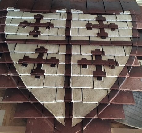 Création d’un blason sur tuiles terre cuite fini