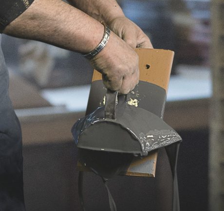 Émaillage à la louche par le maître-émailleur