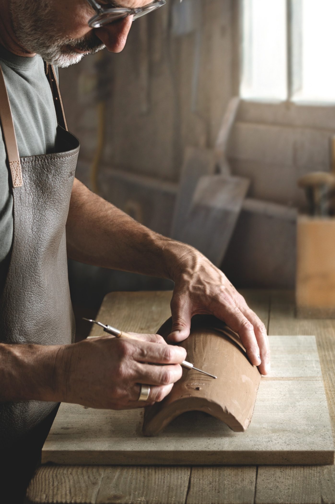 Aucune Monde Aleonard Geste manuel fabrication faitiere homme tablier table couverture catalogue Aleonard usine Pontigny