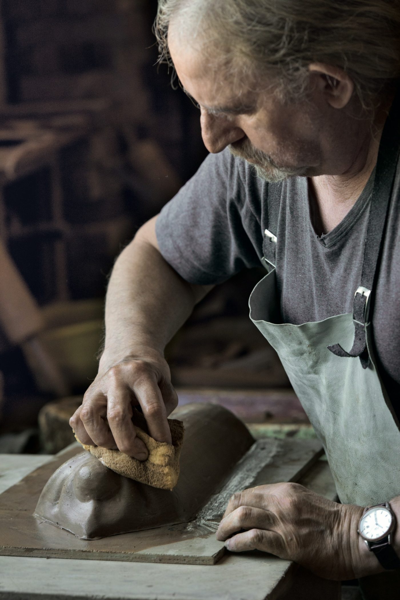 Aucune Monde Aleonard Geste manuel fabrication faitiere homme tablier table couverture catalogue Aleonard usine Pontigny