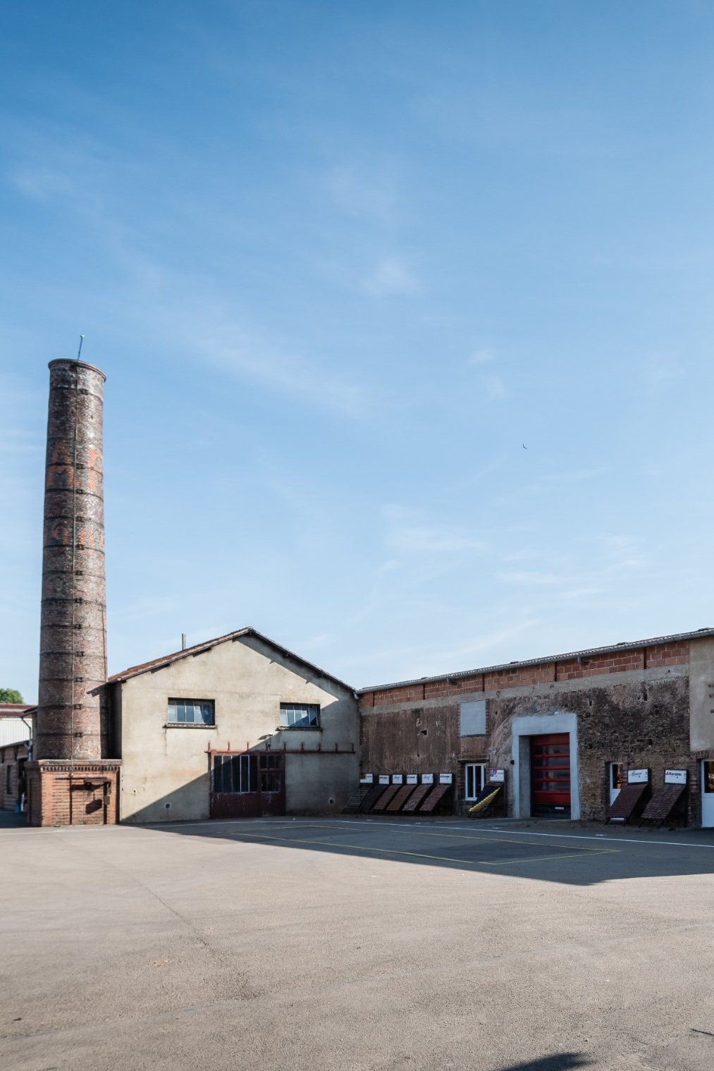 Cour de l'usine et ses présentoirs