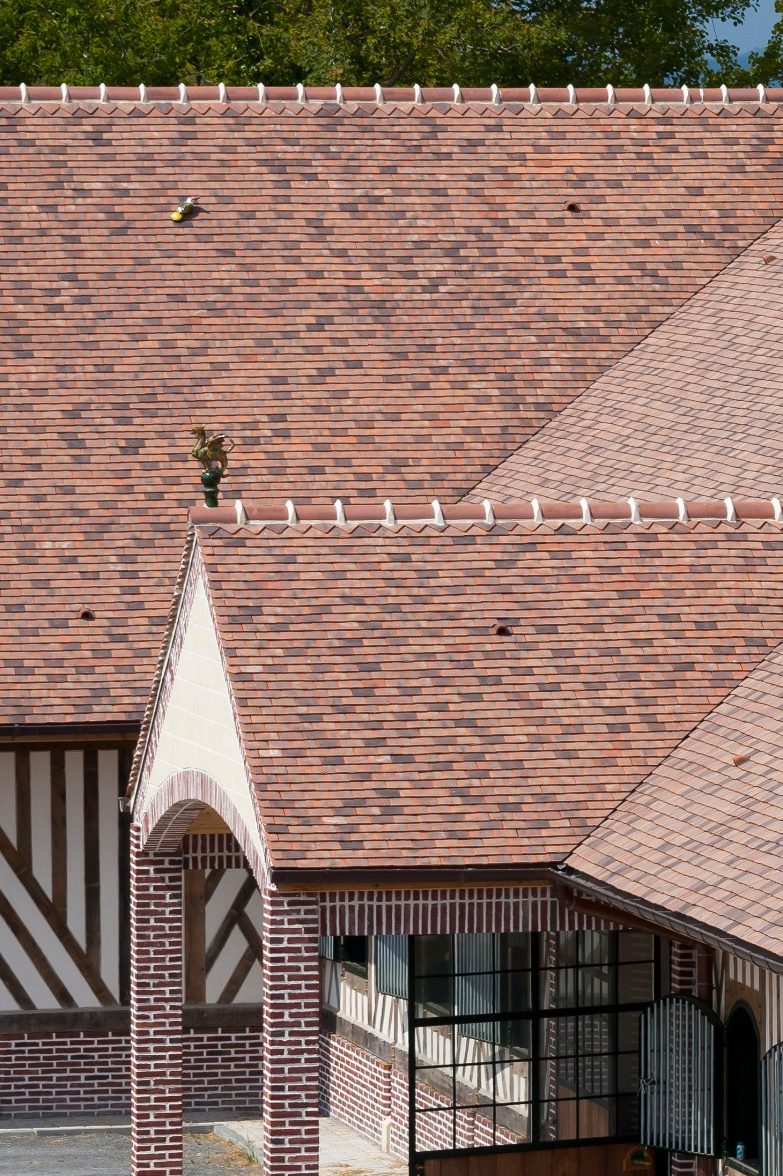 Les écuries Haras des Adelis se trouvent dans un château du 19eme siècle, le château Les Bruyères en Normandie. Haras des Adelis, Château Les Bruyères, Route du Cadran 14340 CAMBREMER. Tuile Koramic Aléonard Saint-Vincent Ambre Foncé (80%), Rouge Obscur (20%).