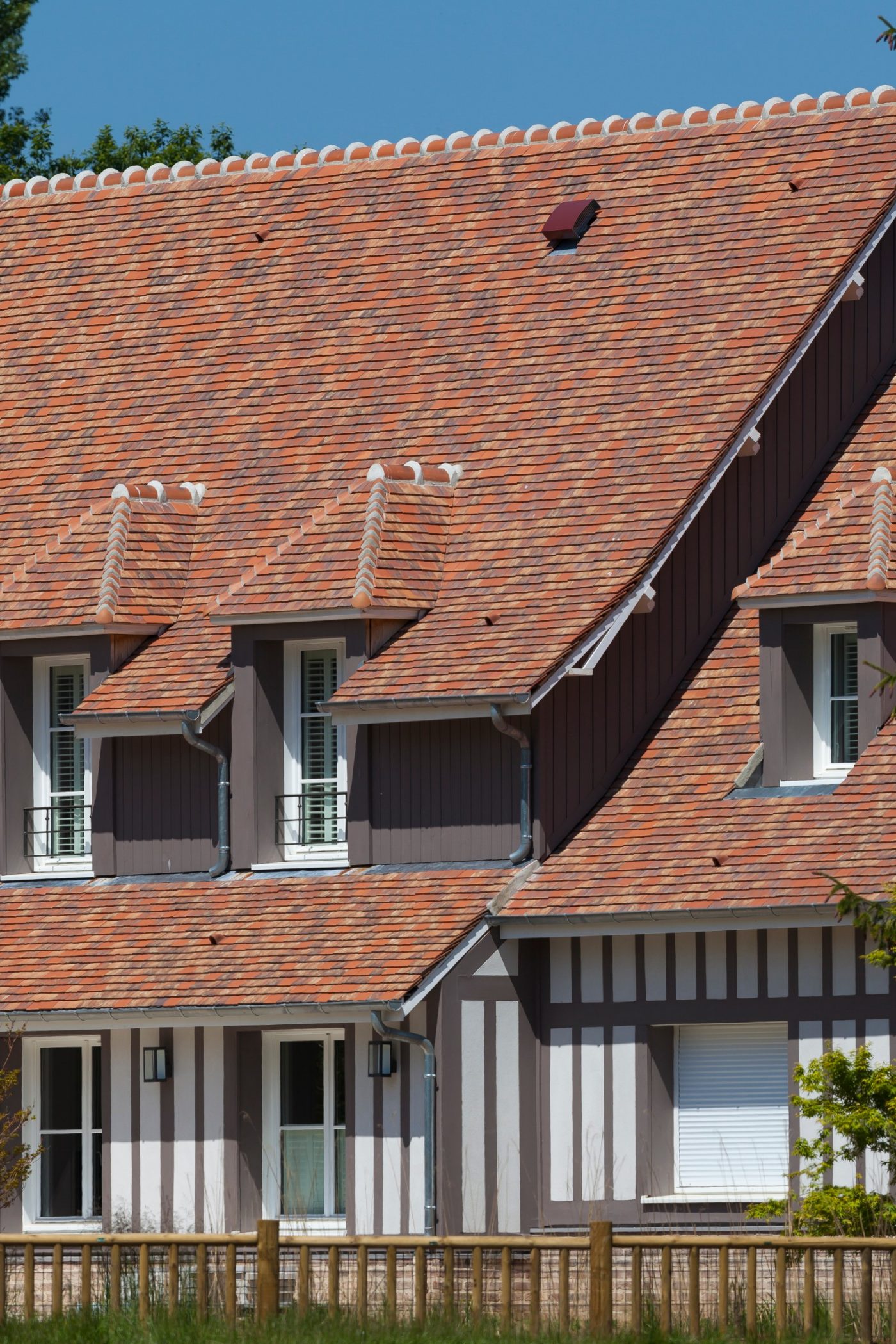 Maison individuelle avec un seul étage. 525 Avenue Marc de la Haye 27100 LE VAUDREUIL. Tuile Koramic Aléonard Patrimoine, Pontigny Rouge de Mars, Ocré lichen, Vert de Lichen, Rouge flammé.