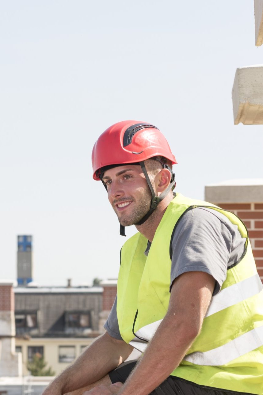 Couvreur souriant sur un toit Aléonard