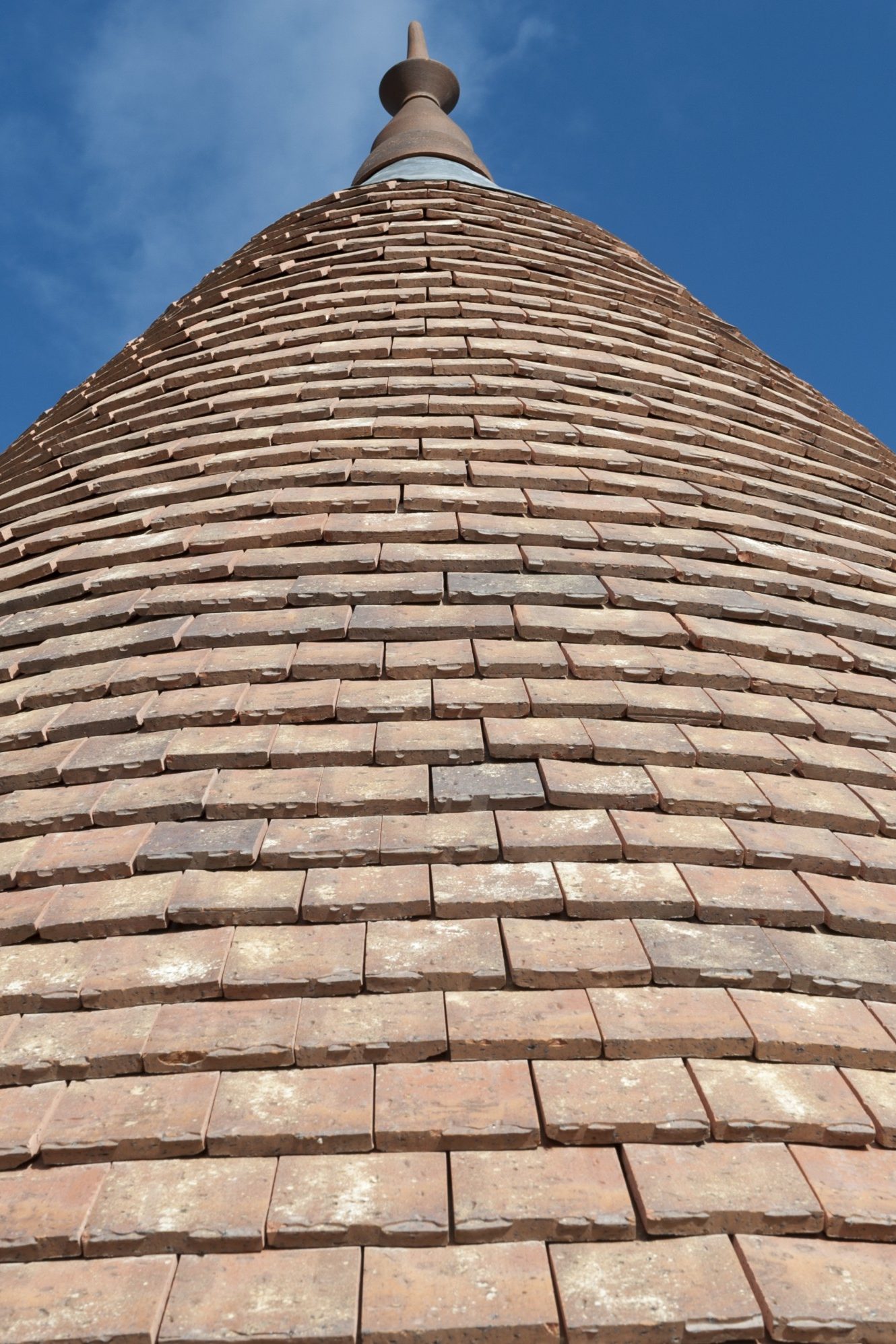 Musée du jouet situé dans le bâtiment Prieuré royal Saint-Louis classé en Monument historique. Musée du jouet, 1 Enclos de l'Abbaye 78300 POISSY. Tuile Koramic Aléonard Pontigny, Patrimoine 16 x 27 Vert de Lichen.