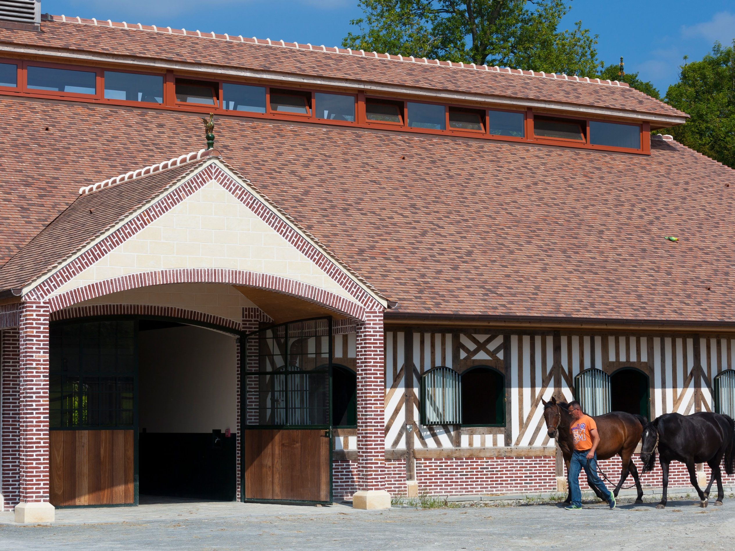 Haras des Adelis Cambremer, tuiles Aléonard Saint-Vincent